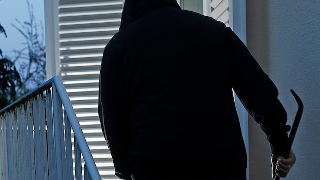 Ein Einbrecher wurde in flagranti erwischt.