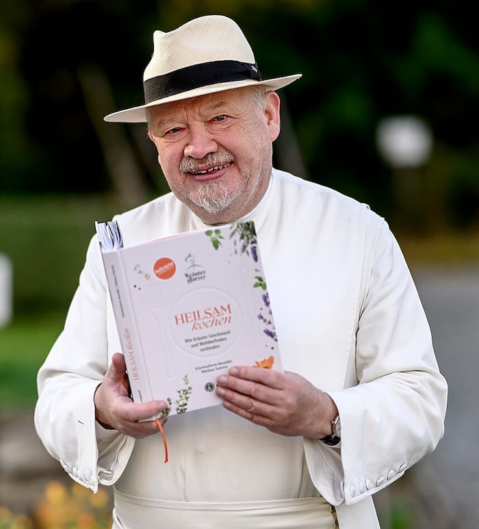 Der Kräuterpfarrer mit seinem neuen Buch „Heilsam kochen“, erschienen im Kneipp-Verlag, 28 Euro.