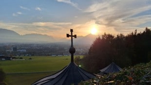 Der Regen zieht langsam ab, von Westen her lockern die Wolken auf.
