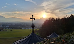 Der Regen zieht langsam ab, von Westen her lockern die Wolken auf.