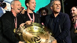 Didi Kühbauer (r.) mit der Meisterschale.
