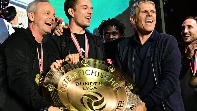 Didi Kühbauer (r.) mit der Meisterschale.
