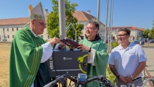 Bischof Ägidius Zsifkovics mit Pater Thomas Lackner bei der Segnung der E-Bike-Ladestation in ...