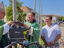 Bischof Ägidius Zsifkovics mit Pater Thomas Lackner bei der Segnung der E-Bike-Ladestation in ...