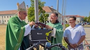 Bischof Ägidius Zsifkovics mit Pater Thomas Lackner bei der Segnung der E-Bike-Ladestation in ...