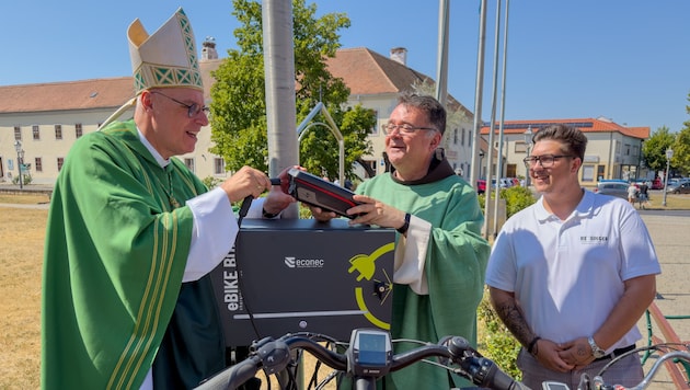 Bischof Ägidius Zsifkovics mit Pater Thomas Lackner bei der Segnung der E-Bike-Ladestation in ...