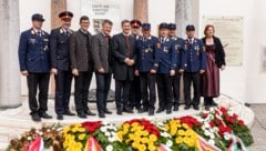 Die Spitzen des Landes, der Landeshauptstadt und der Feuerwehren am Landhaushof.
