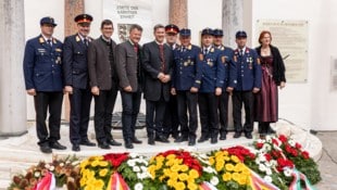 Die Spitzen des Landes, der Landeshauptstadt und der Feuerwehren am Landhaushof.