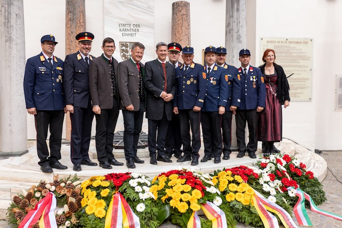 Die Spitzen des Landes, der Landeshauptstadt und der Feuerwehren am Landhaushof.