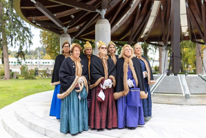 Auch die Goldhaubenfrauen waren dabei.