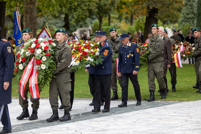 Bundesheer und mehrere zivile Organisationen legten anlässlich des Landesfeiertags Kränze am ...