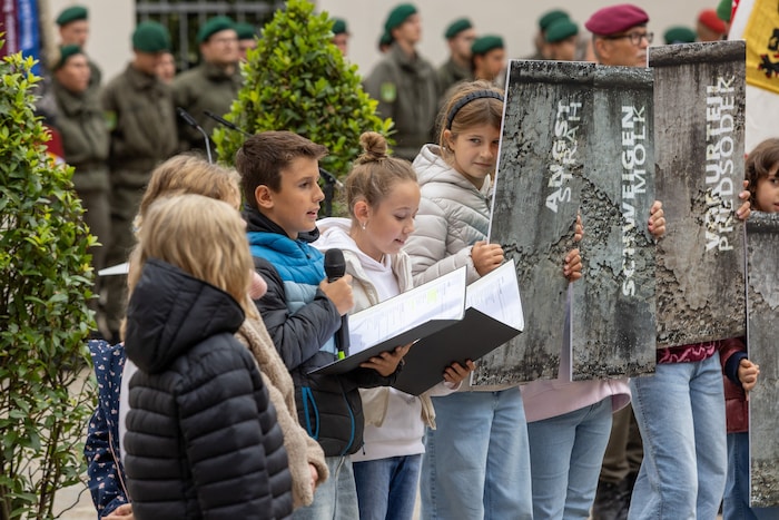 Kinder der mehrsprachigen Europaschule St. Michael ob Bleiburg trugen ihre Ideen bei der Feier ...