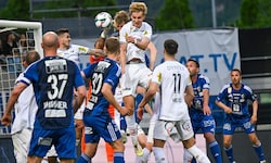 Die Altacher (in der Luft Filip Milojevic) wollen gegen Wolfsberg endlich ihre Niederlagenserie ...