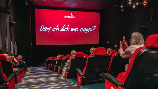 Einige hundert Interessierte verfolgen auf großer Leinwand den Imagefilm.