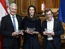 Spar-Vorstandsvorsitzender Hans K. Reisch, Olympiasiegerin Janine Flock und Seilbahner Jakob ...