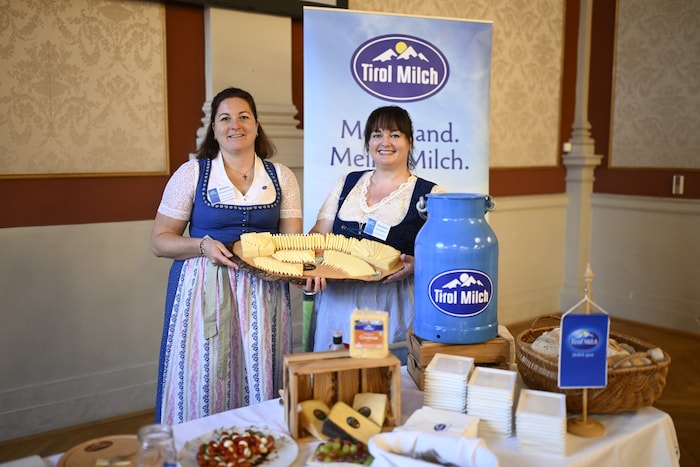 Bettina Aufhammer-Straif (links) und Martina Pirchmoser – beide Käsebotschafterinnen der ...