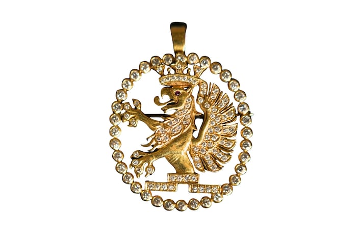 ...oder eine goldene, mit Diamanten besetzte Brosche aus dem Besitz des „letzten Krupps“ Arndt ...