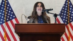 Um eine offene Rechnung bei American Express zu begleichen, soll Guilfoyle einen Unterstützer um ...