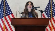 Um eine offene Rechnung bei American Express zu begleichen, soll Guilfoyle einen Unterstützer um ...