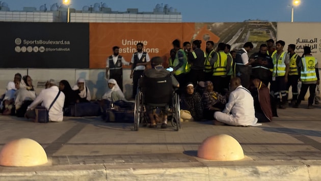 Am Samstag wurde der Flughafen in Riad attackiert, Menschen versammelten sich vor einer ...