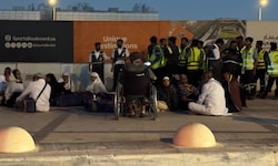 Am Samstag wurde der Flughafen in Riad attackiert, Menschen versammelten sich vor einer ...