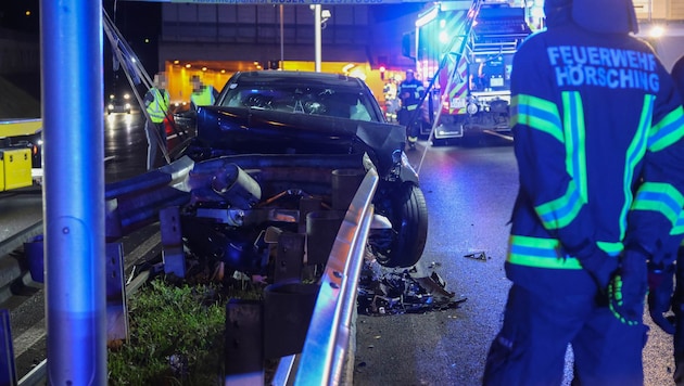 Das Auto musste von der Feuerwehr geborgen werden.