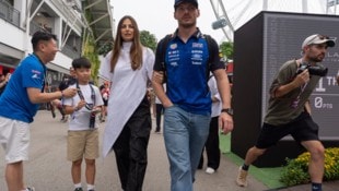 Max Verstappen mit Herzdame Kelly Piquet im Fahrerlager von Singapur