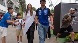 Max Verstappen mit Herzdame Kelly Piquet im Fahrerlager von Singapur