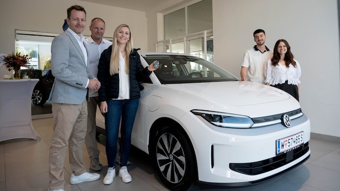 Die glücklichen Gewinner Anika Garber und Max Wittmann erhielten ihren neuen VW ID. Polo von ...