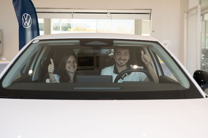 Anika Garber und Max Wittmann nahmen gleich in ihrem neuen Auto Platz.