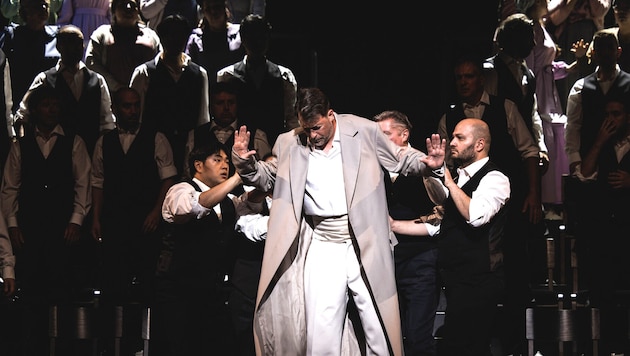 Marco Jentzsch, ein deutscher Tenor, ist der Lohengrin.