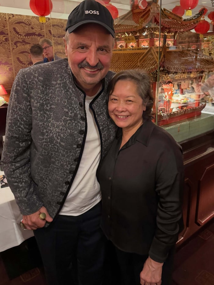 Lafer besuchte die Hamburger Kultgastronomin Mama Kwong und zeigte sich erstmals wieder mit ...