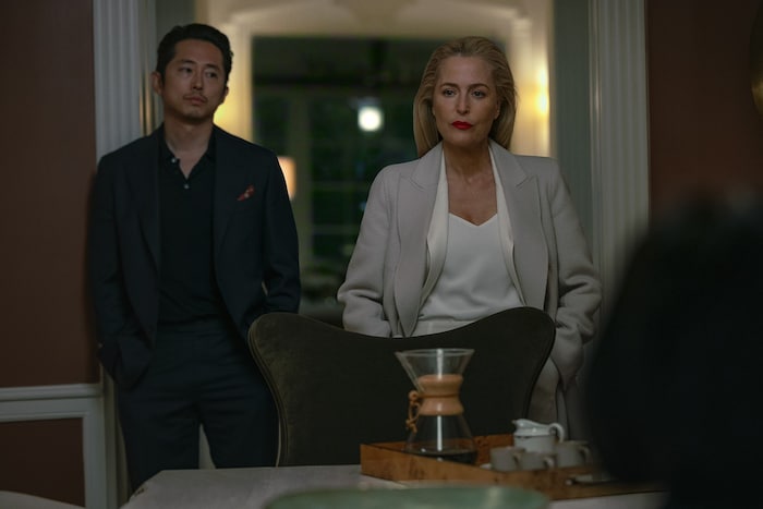 Marks rechte Hand Sam (Yeun) und die mysteriöse Verhandlerin Dayle (Anderson).