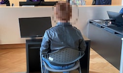Der Angeklagte wurde von seinen Eltern zu Gericht begleitet.