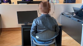 Der Angeklagte wurde von seinen Eltern zu Gericht begleitet.