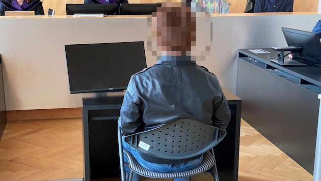 Der Angeklagte wurde von seinen Eltern zu Gericht begleitet.