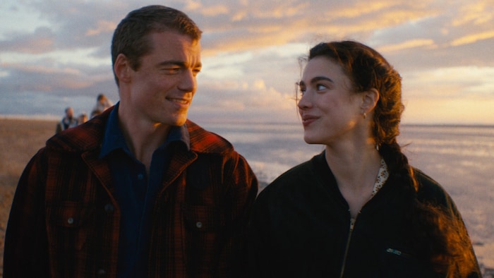 Zwischen Maya (Qualley) und Charlie (Basso) entfacht die ganz große Liebe.