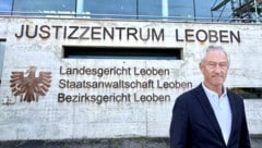 Mediziner Wolfgang Auer vor dem Justizzentrum Leoben
