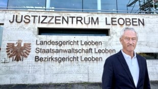 Mediziner Wolfgang Auer vor dem Justizzentrum Leoben