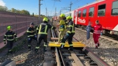 Über provisorische Holzübergänge wurden die Fahrgäste evakuiert.