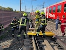 Über provisorische Holzübergänge wurden die Fahrgäste evakuiert.