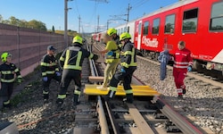 Über provisorische Holzübergänge wurden die Fahrgäste evakuiert.