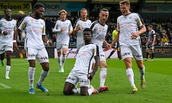Ousmane Diawara ließ sich von seinen Teamkollegen feiern.