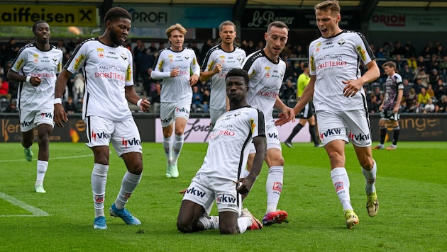 Ousmane Diawara ließ sich von seinen Teamkollegen feiern.