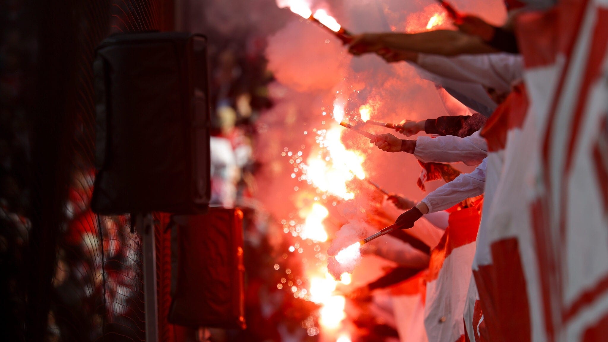 Fáklyákat dobtak a szurkolók - balhé árnyékolta be a Köln győzelmét a rajnai derbin