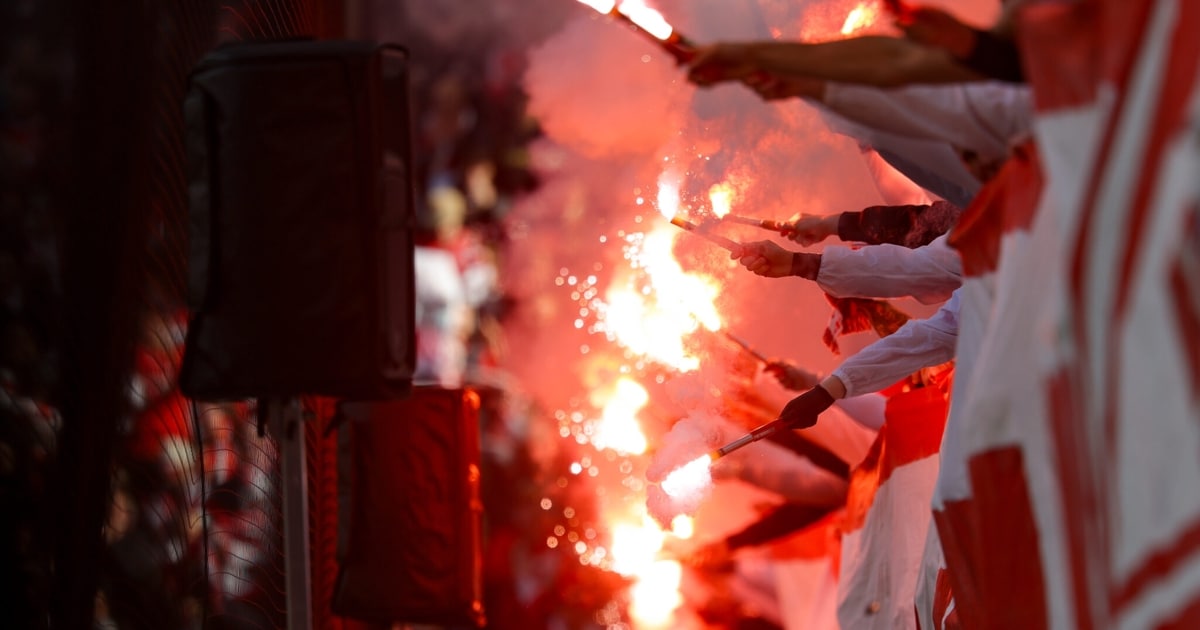 Fáklyákat dobtak a szurkolók - balhé árnyékolta be a Köln győzelmét a rajnai derbin