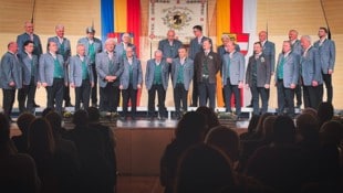Der Chor der Kärntner Jägerschaft beim Gastauftritt zum 140-Jahr-Jubikläum des MGV Kötschach ...