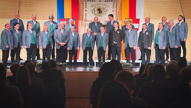 Der Chor der Kärntner Jägerschaft beim Gastauftritt zum 140-Jahr-Jubikläum des MGV Kötschach ...