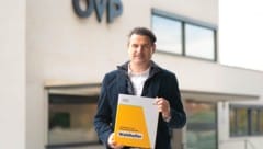 ÖVP-Landesparteiobmann Christoph Zarits mit dem „Wahlhelfer“.