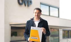 ÖVP-Landesparteiobmann Christoph Zarits mit dem „Wahlhelfer“.